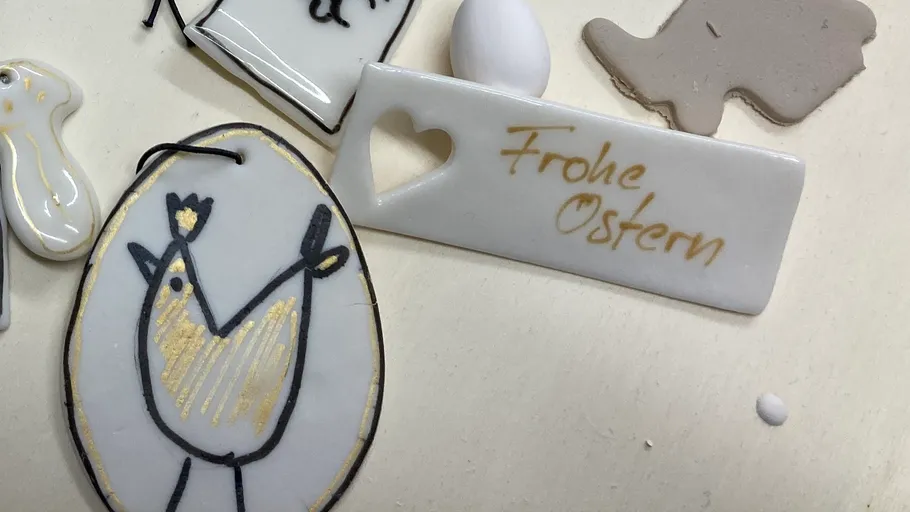 Porcelain Easter decorations with text and drawings.