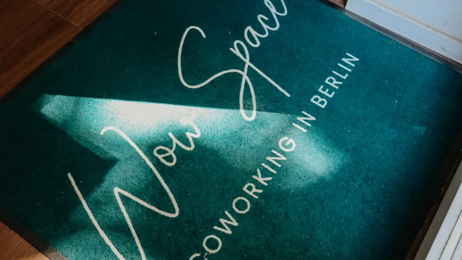 Fußableger mit der Aufschrift "Wow Space"