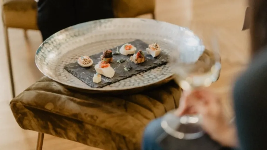 Platte mit Gourmet-Vorspeisen auf einem Tisch.