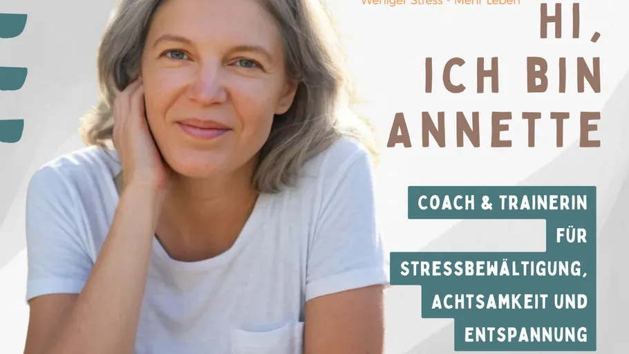 Frau lächelt, Text stellt sie als Annette vor.