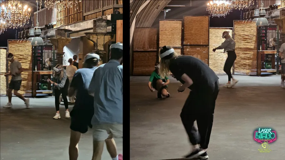 Menschen spielen Laser-Limbo im Innenbereich.