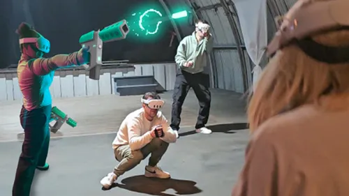 Leute mit VR-Headsets spielen Augmented-Reality-Spiel.