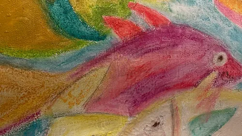 Bunter Fisch mit abstraktem Hintergrund.