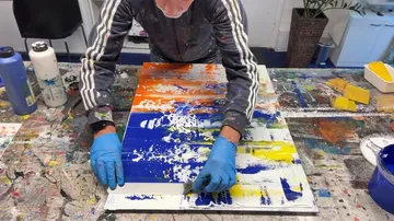 Künstler malt abstraktes Kunstwerk auf Leinwand.