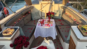Romantische Bootsdekoration mit Rosen und Kerzen.