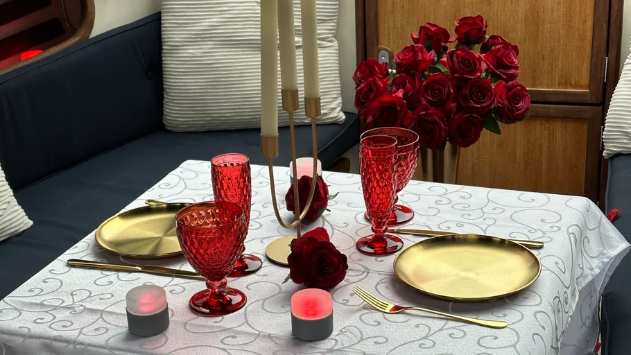 Elegantes Tischgedeck mit roten Rosen.