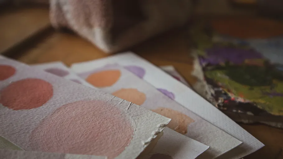 Farbproben mit Kreismustern auf Papier.