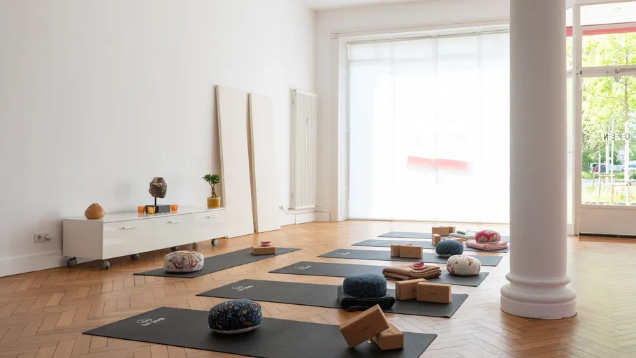 Yogastudio mit Matten und Zubehör bereit.