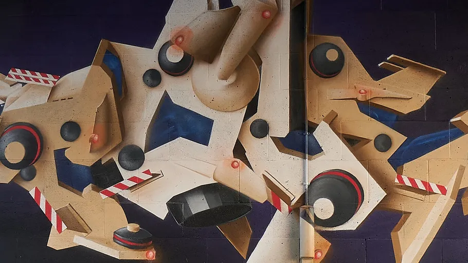 Abstrakte geometrische Graffiti an dunkler Wand.