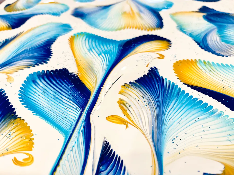 Buntes abstraktes Muster mit blauen und gelben Wirbeln.