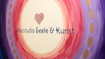Herzlogo mit Text auf buntem Hintergrund.