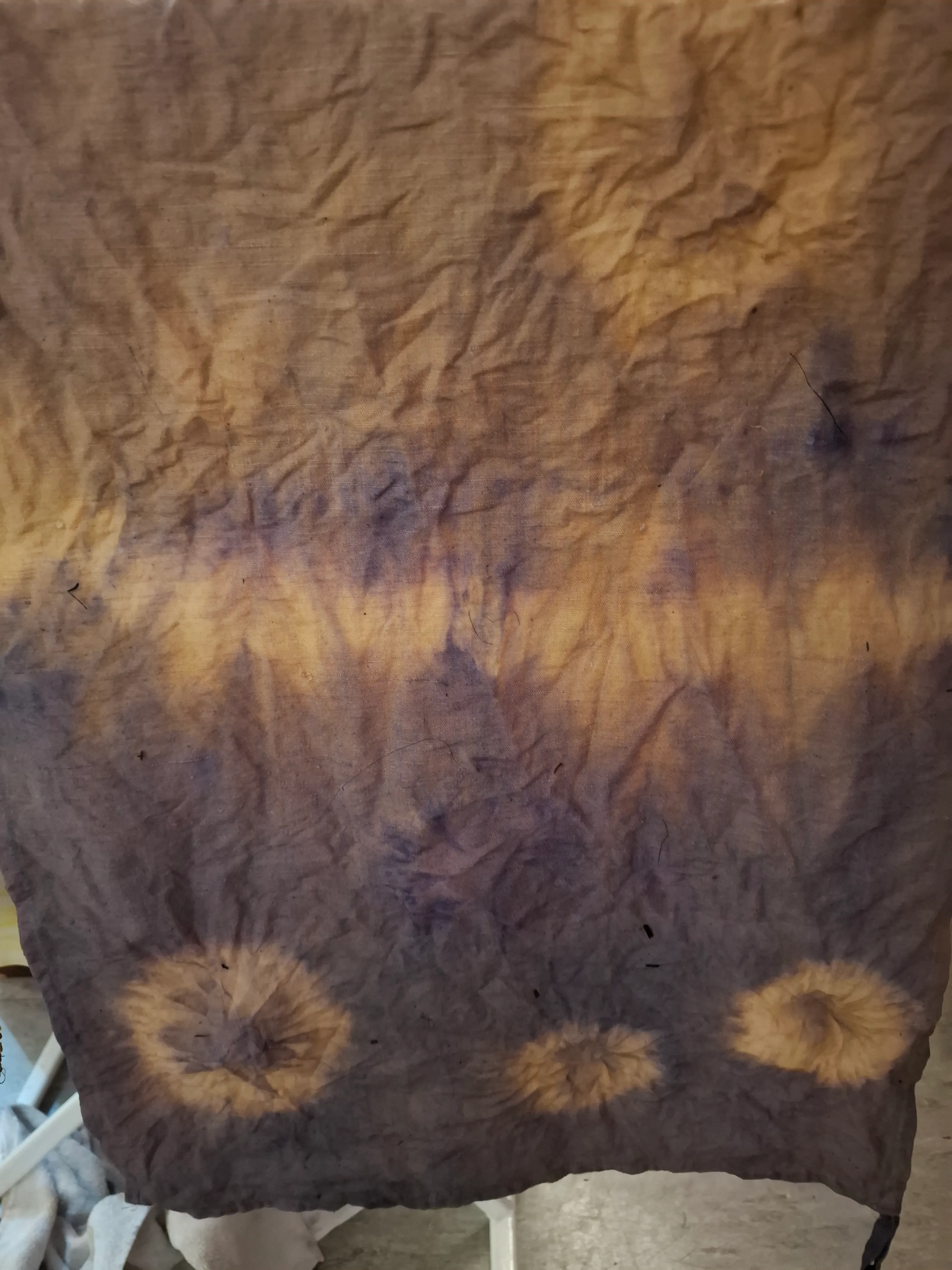 Batikstoff mit Kreis-Mustern hängt.