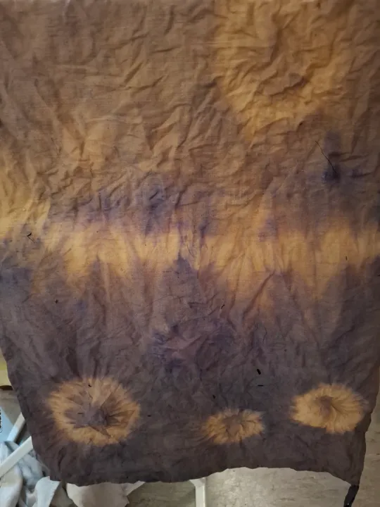 Batikstoff mit Kreis-Mustern hängt.