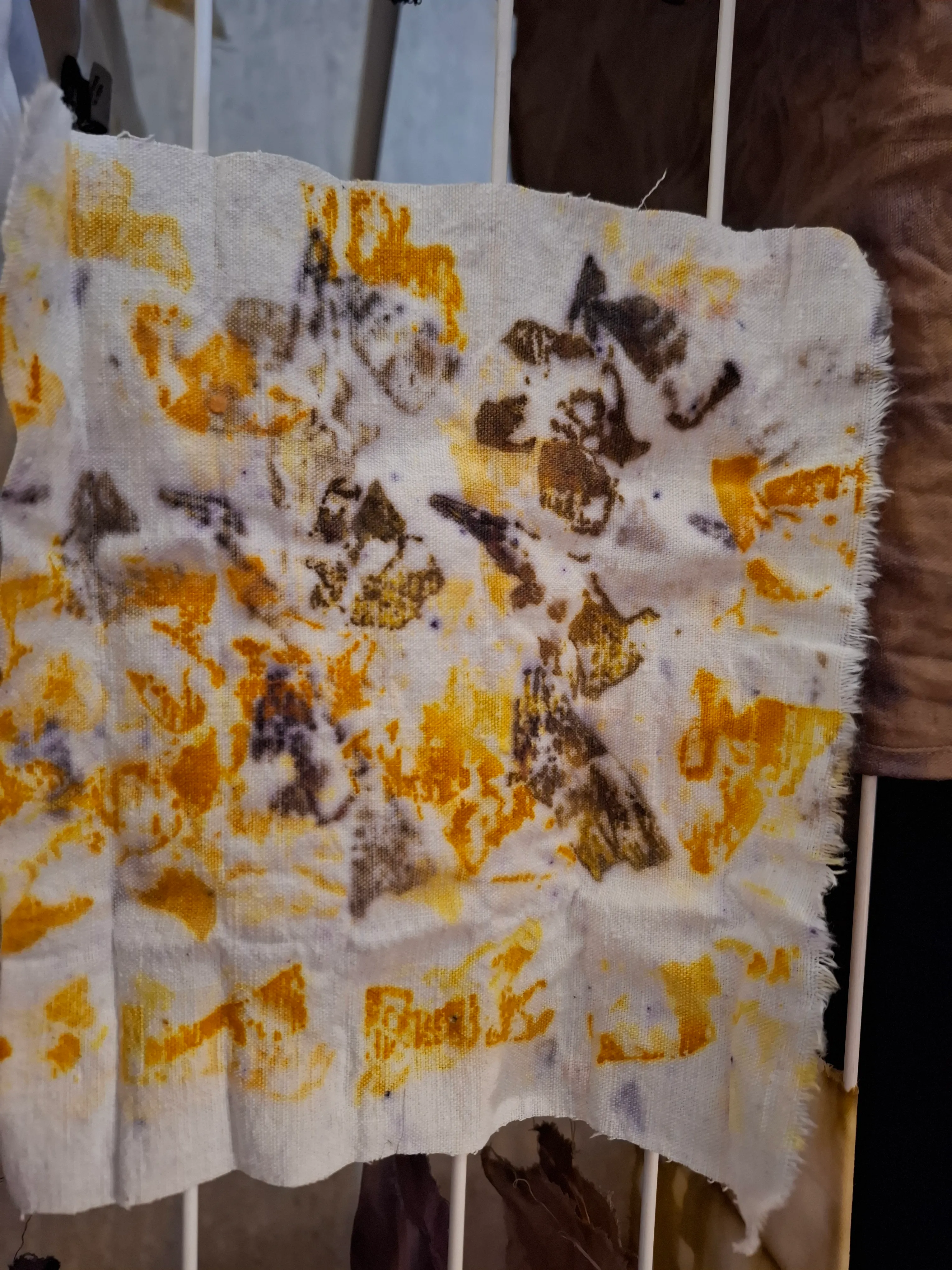 Gemustertes Stoffstück auf einem Drahtgestell.