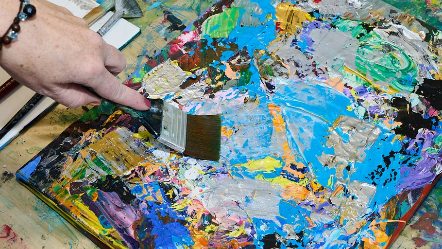 Hand malt buntes abstraktes Kunstwerk mit Pinsel.