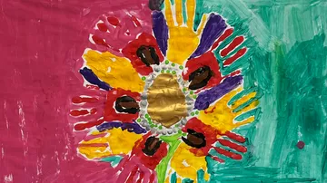 Bunte Handabdrücke bilden Blütenform auf Leinwand.