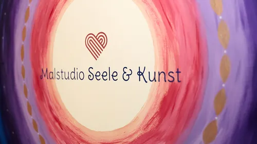 Buntes Schild mit Herz und Text.