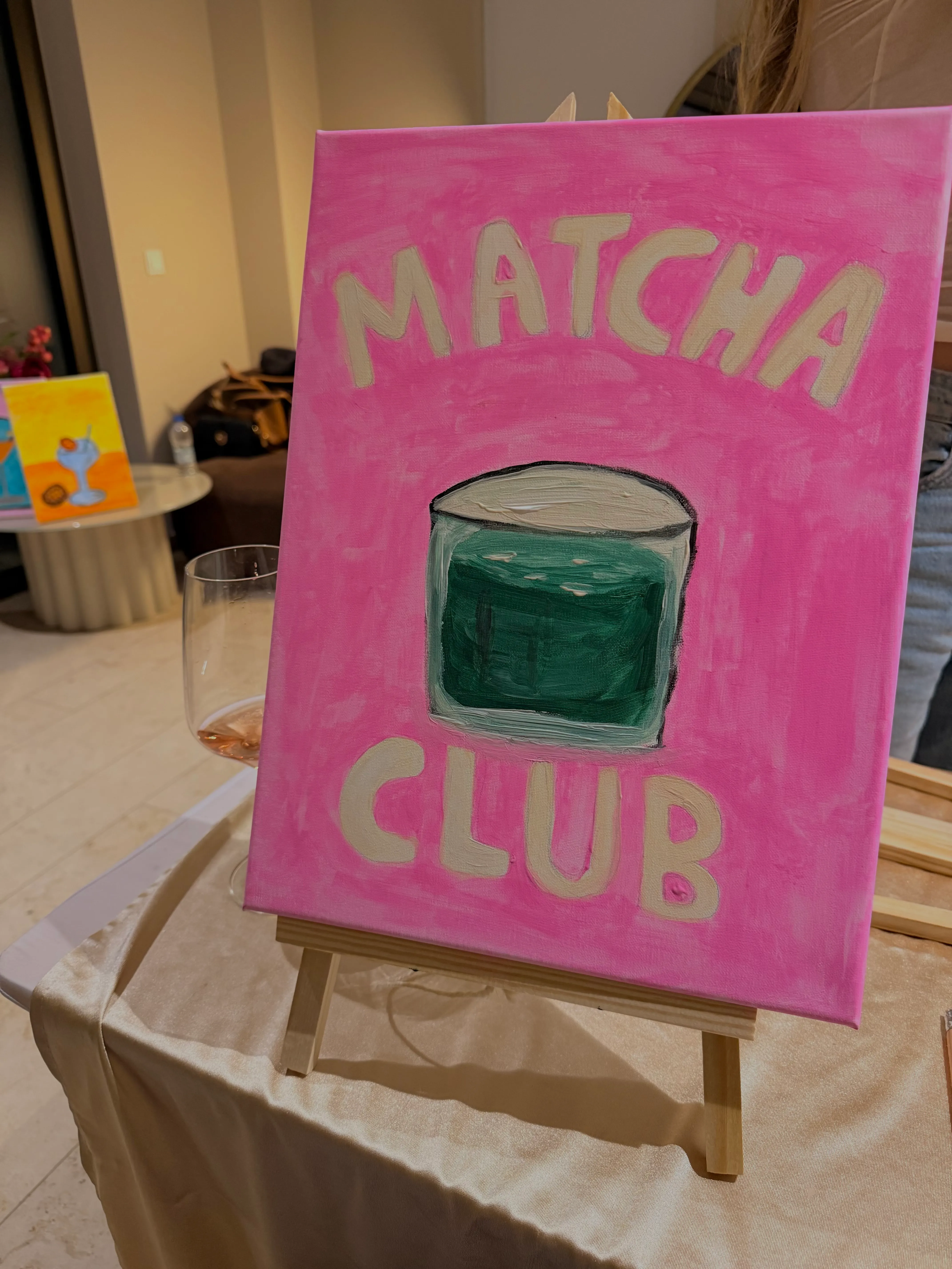 Leinwandgemälde von Matcha auf Staffelei drinnen.