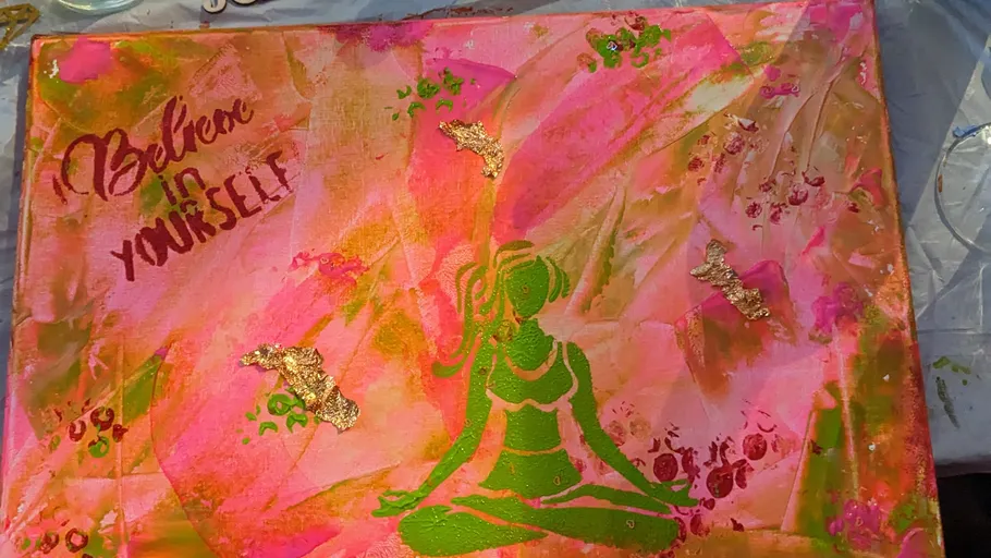 Farbenfrohes Kunstwerk mit Yoga-Figur, motivierendem Text.