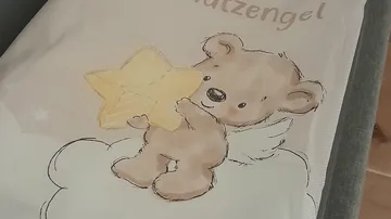 Bär mit Stern auf Wolke, Cartoon-Stil.