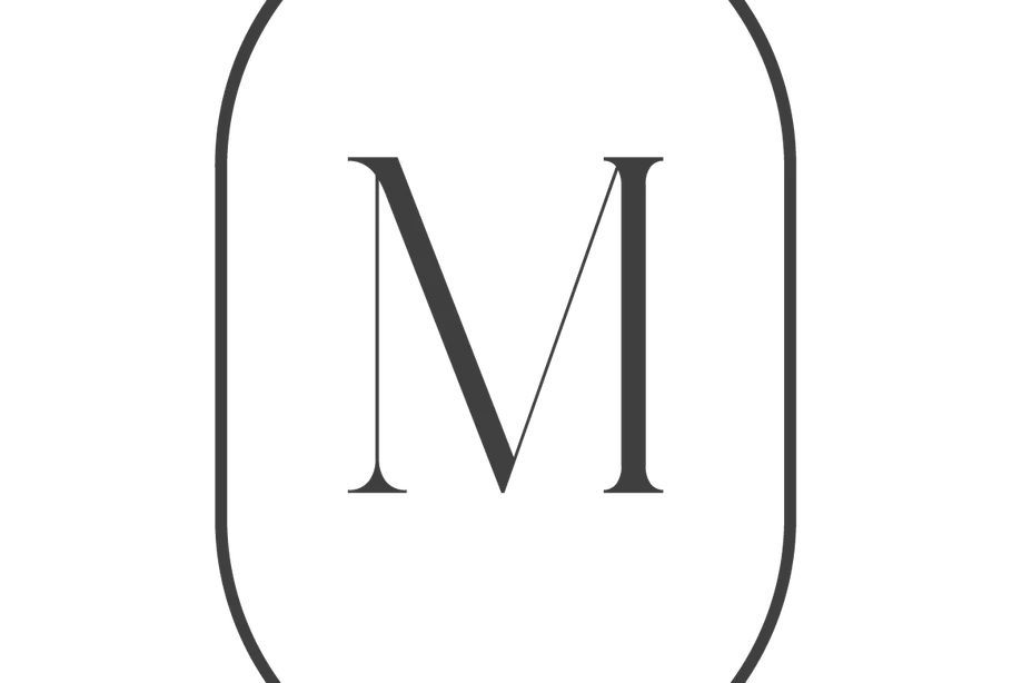 Buchstabe M in ovaler Form.