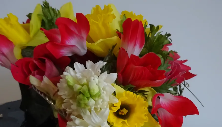 Colorful flower bouquet with tulips and daffodils.