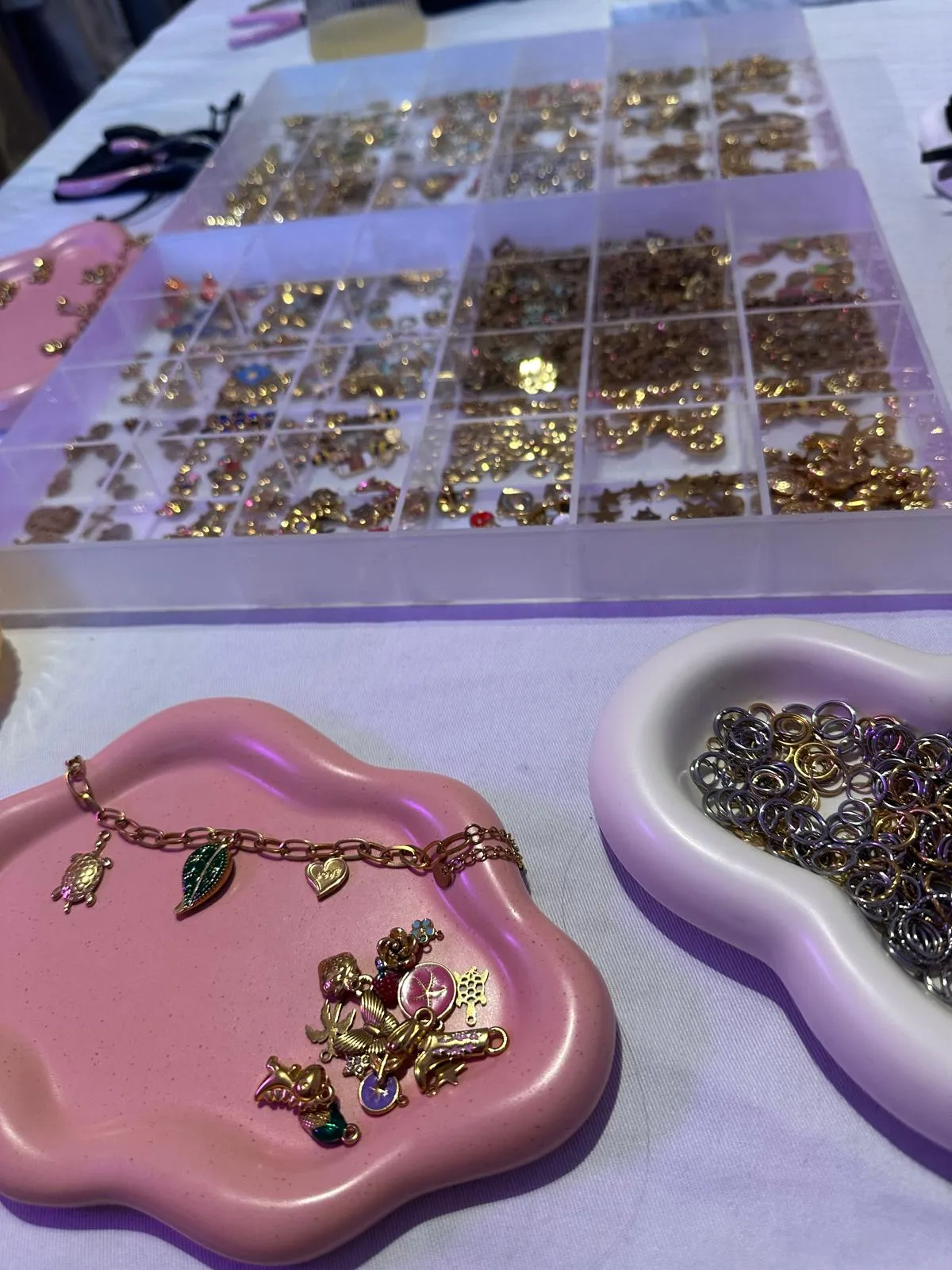 Schmuckanhänger und Tabletts auf einem Tisch.