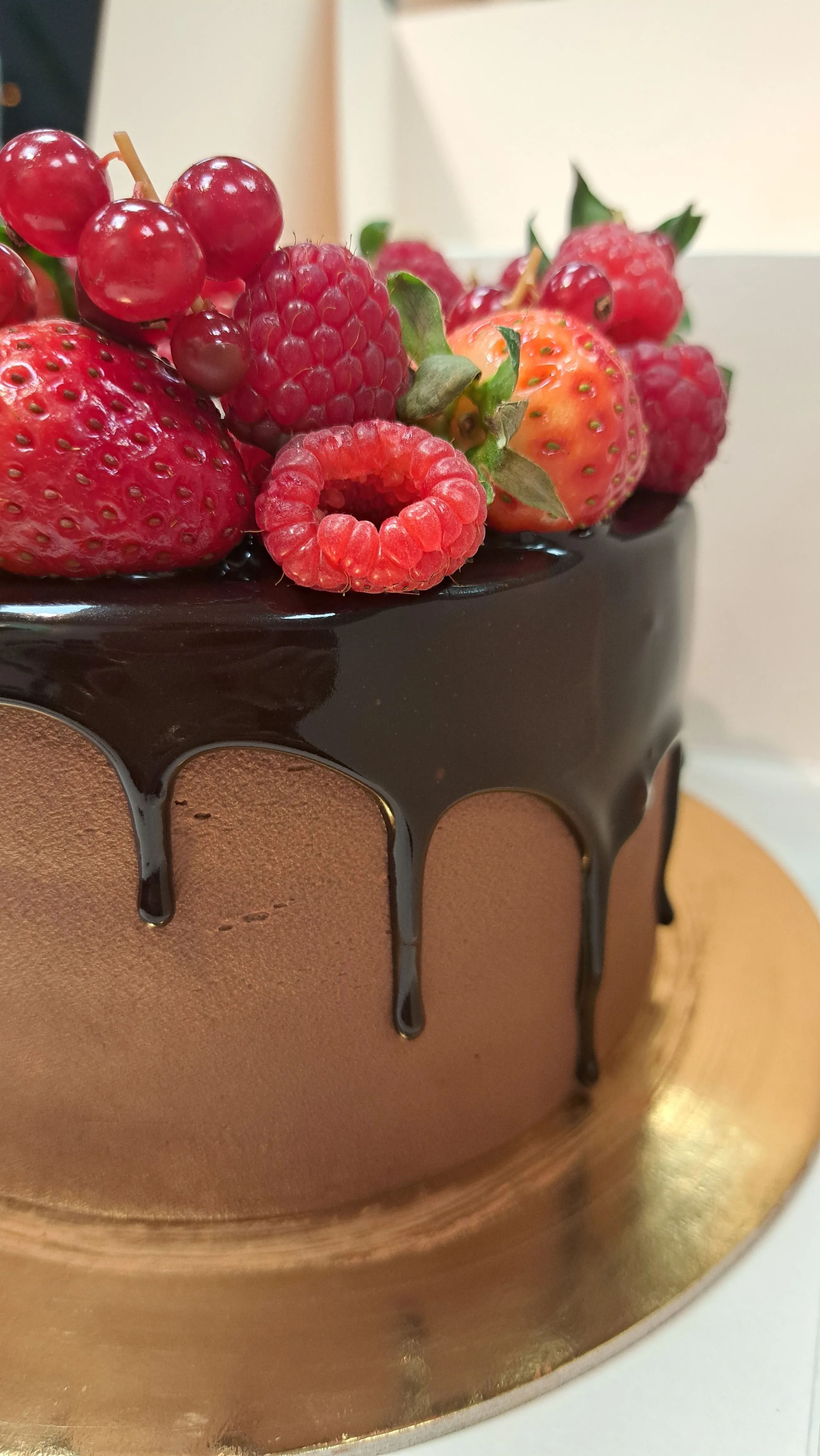 Schokoladenkuchen mit Beeren obendrauf.