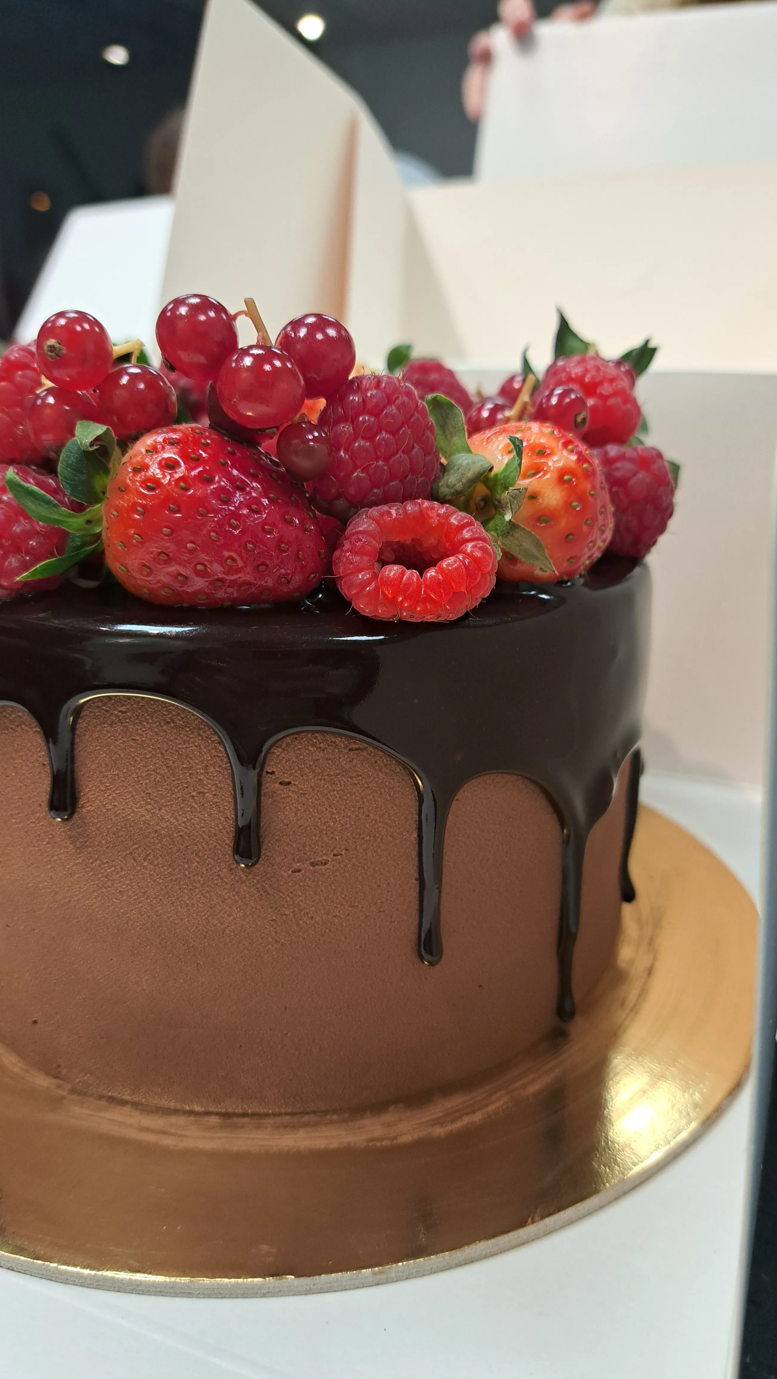 Schokoladenkuchen mit Früchten obendrauf, drinnen.