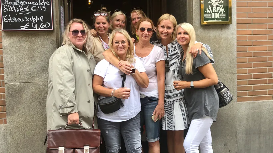 Gruppe von Frauen steht vor einer Bar.