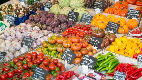 Vielfalt an buntem Gemüse auf einem Markt.