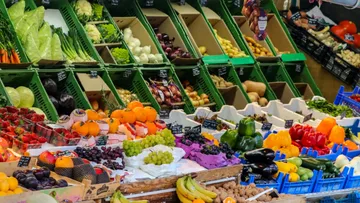 Obst- und Gemüsestand mit Produkten.