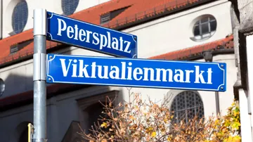Straßenschilder an einer Kreuzung, Herbstbäume.