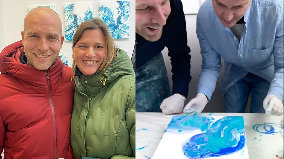 Paar in Jacken; Männer schaffen abstrakte Kunst.