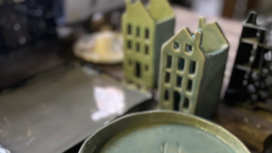 Keramikhausverzierungen auf einem Tisch.