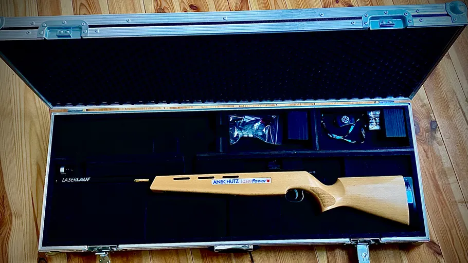 Holzlasergewehr in Schutzkoffer.