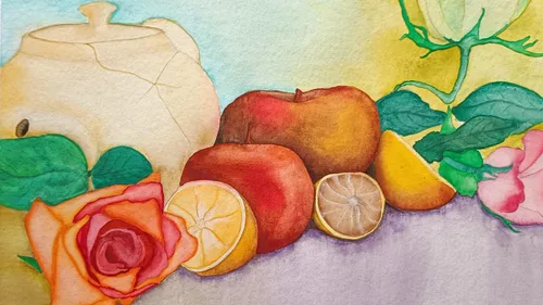 Obst, Teekanne, Rosen auf einem Tisch.