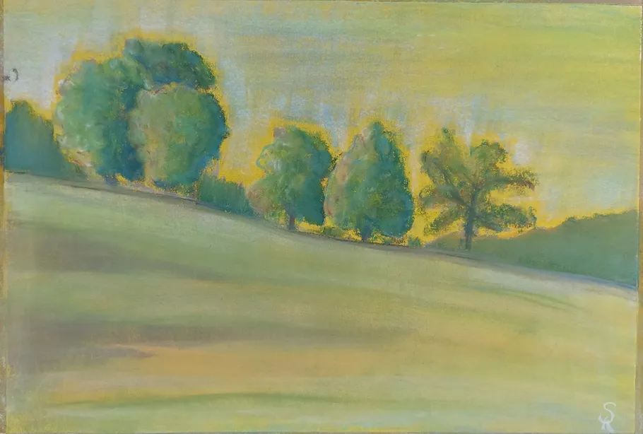 Bäume auf Grashügel mit gelbem Hintergrund.