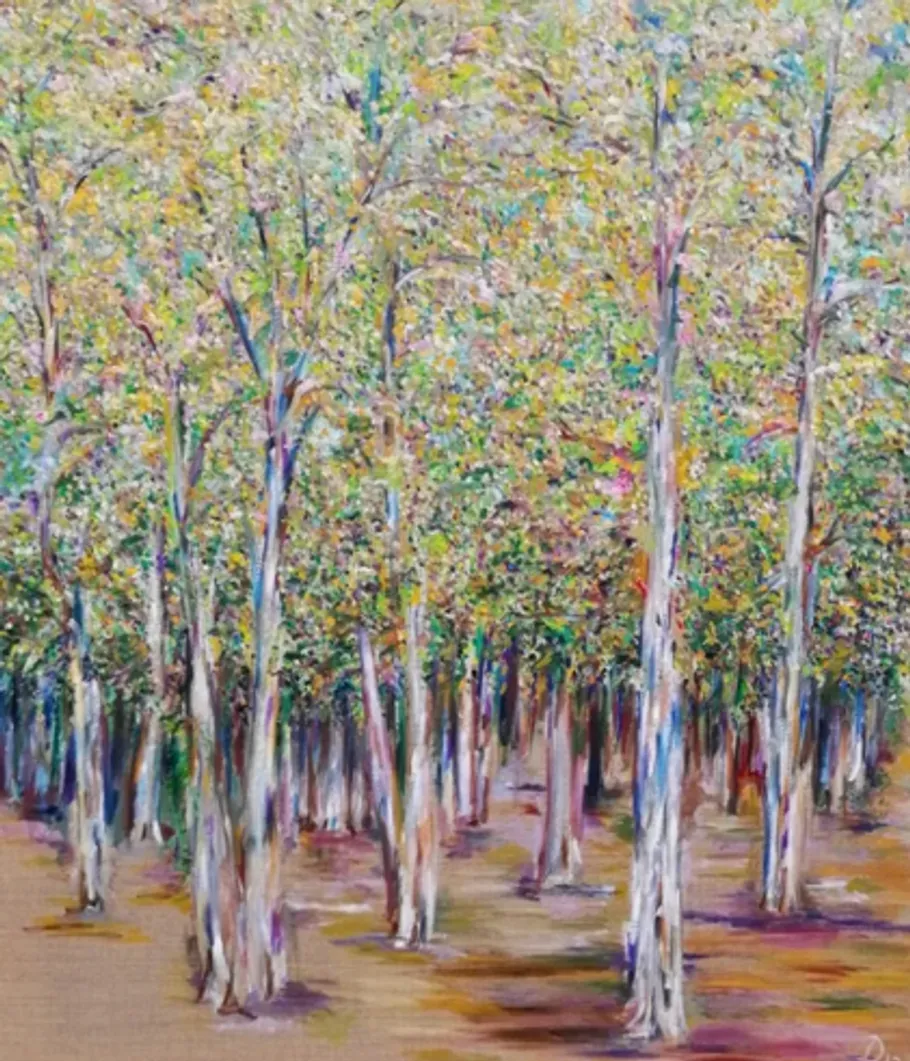 Bunter gemalter Wald mit hohen Bäumen.