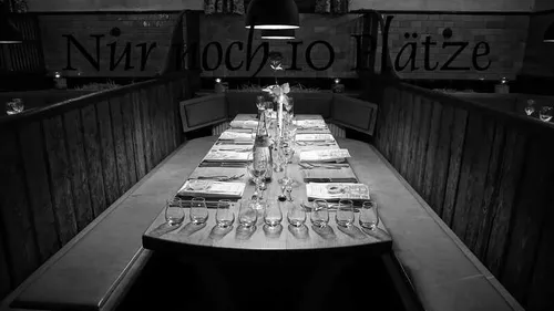 Eleganter Tisch in gedimmtem Restaurant beleuchtet.