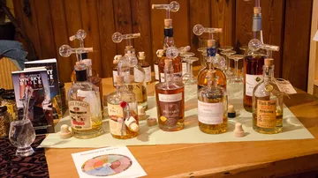Whiskyflaschen auf einem Holztisch.