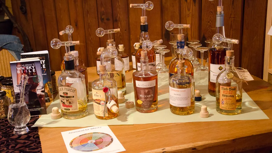 Whiskyflaschen auf einem Holztisch.