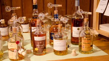 Verschiedene Whiskyflaschen auf einem Tisch.
