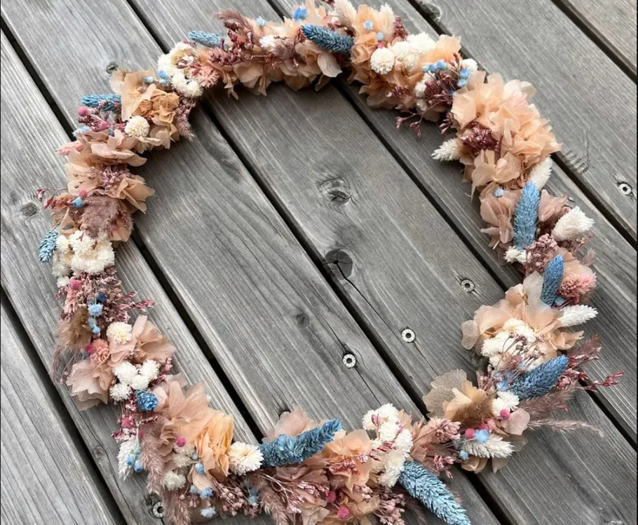 Blumenkranz auf Holzdiele.