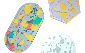 Bunte Harztabletts mit abstrakten Mustern.
