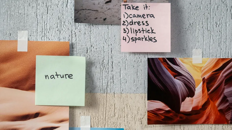 Post-its und Fotos an einer Wand.