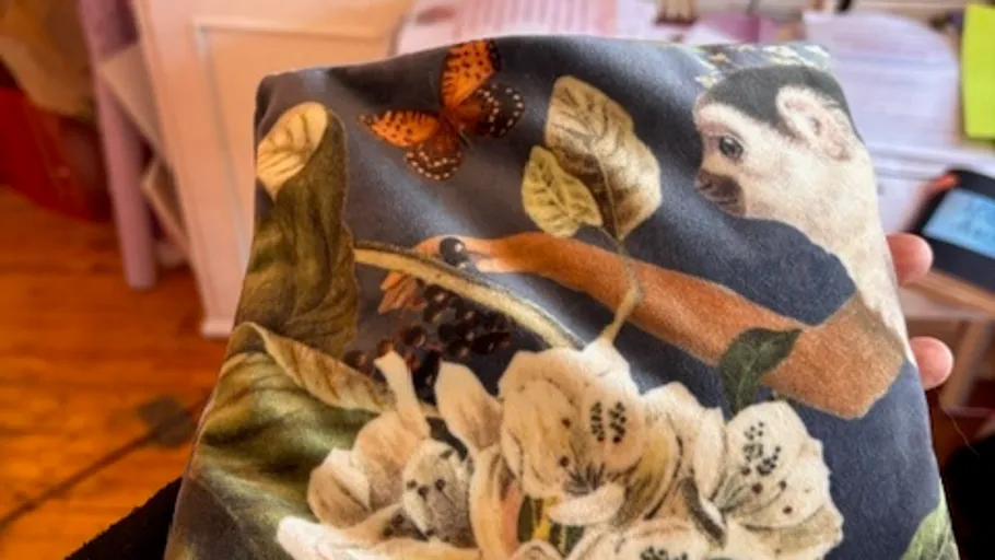 Stoff mit Affe, Blumen, Schmetterlingsmuster.