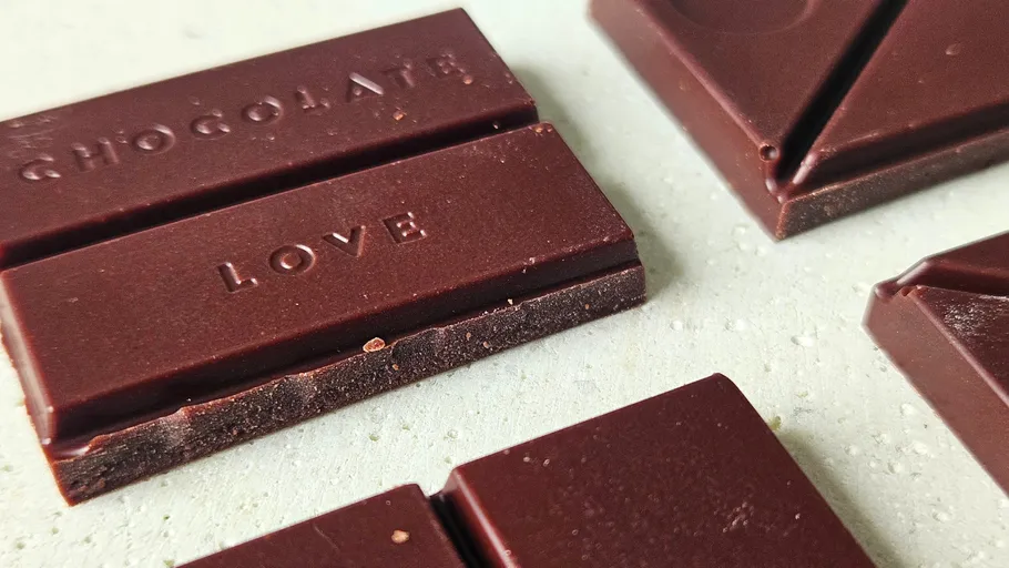 Schokoladenstücke auf einer hellen Oberfläche.