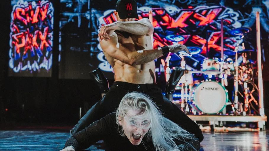 Zwei Tänzer performen energisch auf der Bühne.