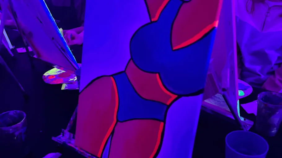 Neon-Gemälde eines Körpers auf einer leuchtenden Party.